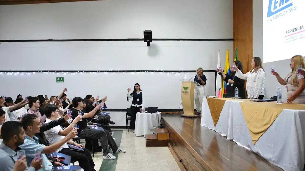 Medellín certifica a más de mil técnicos laborales con Estud-IA