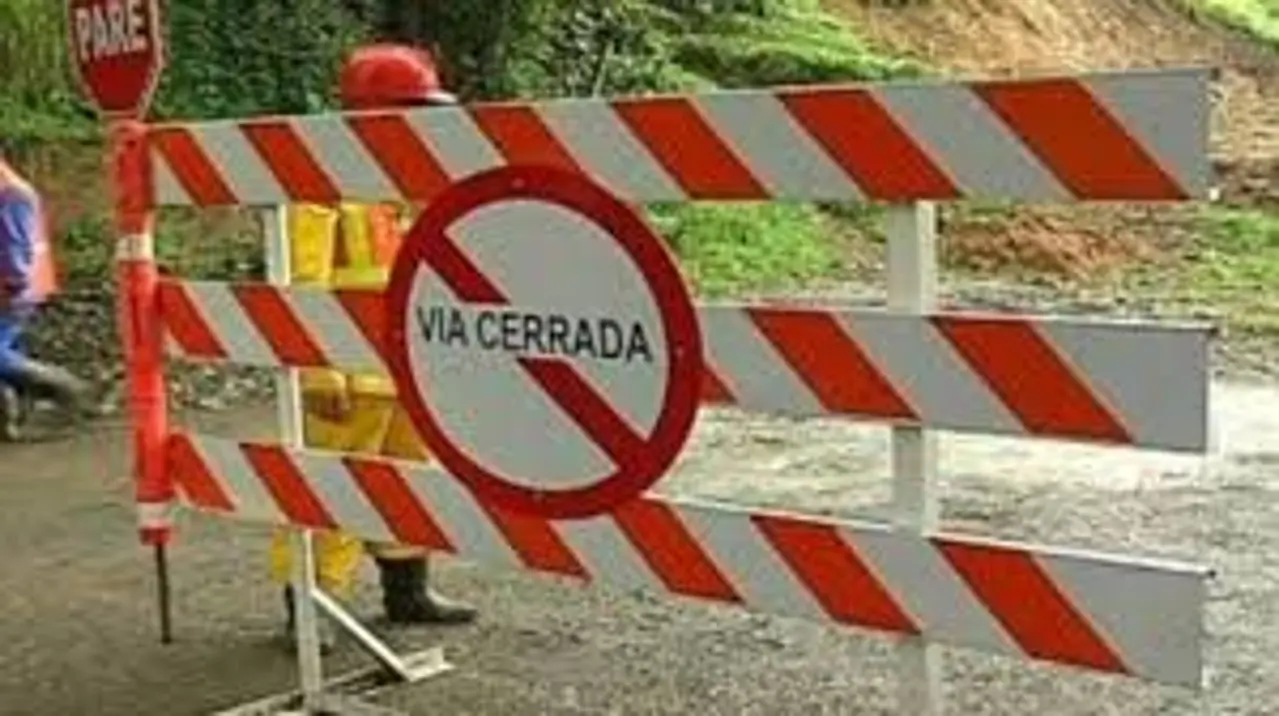 ¡Arranque! La Autopista Medellín Bogotá estuvo cerrada la noche por caída de piedras