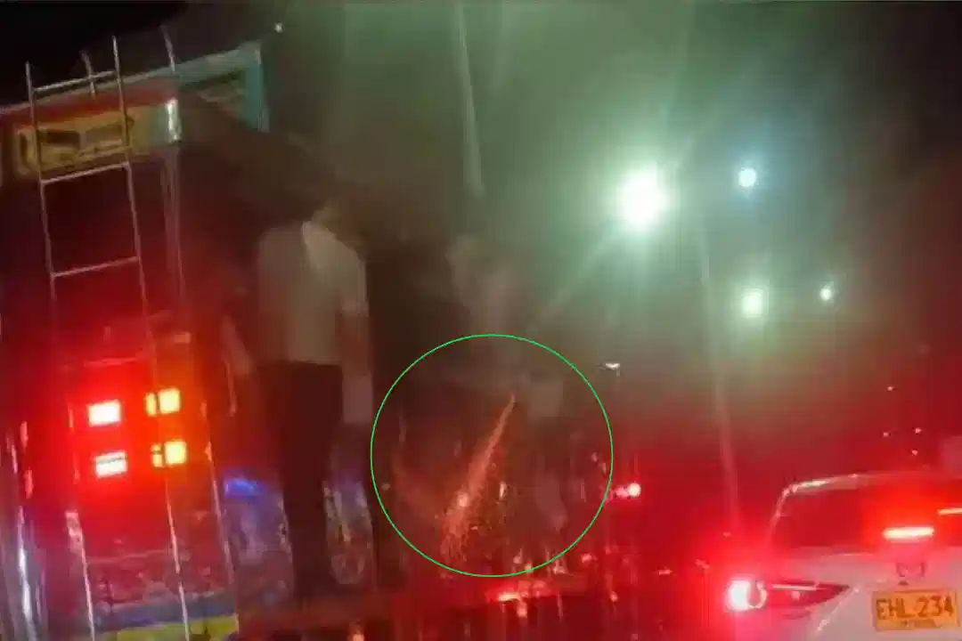 Sacaron medio cuerpo de una chiva para lanzar voladores en plena vía de Itagüí