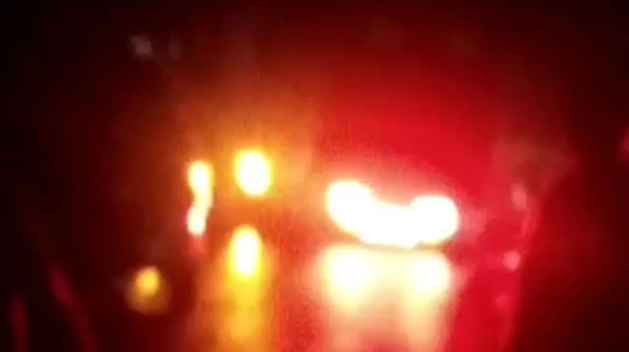 Imagen tomada de redes sociales. volqueta volcada en la loma de los balsos