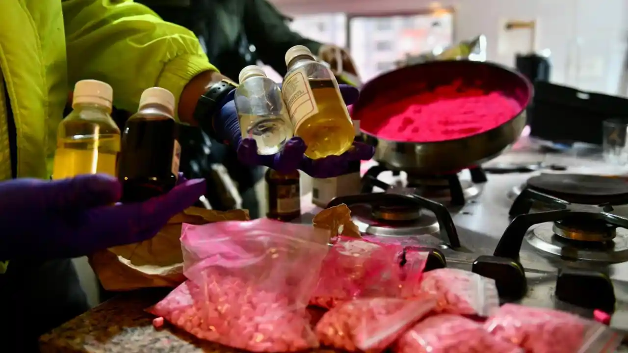 Lanzaron maletas con droga a los techos y helicóptero los pilló: 19 capturados durante operativo en Medellín