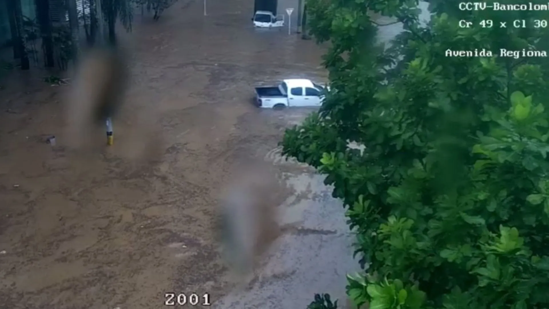 ¡Caos total! Fuertes lluvias colapsan la movilidad en la Avenida Regional