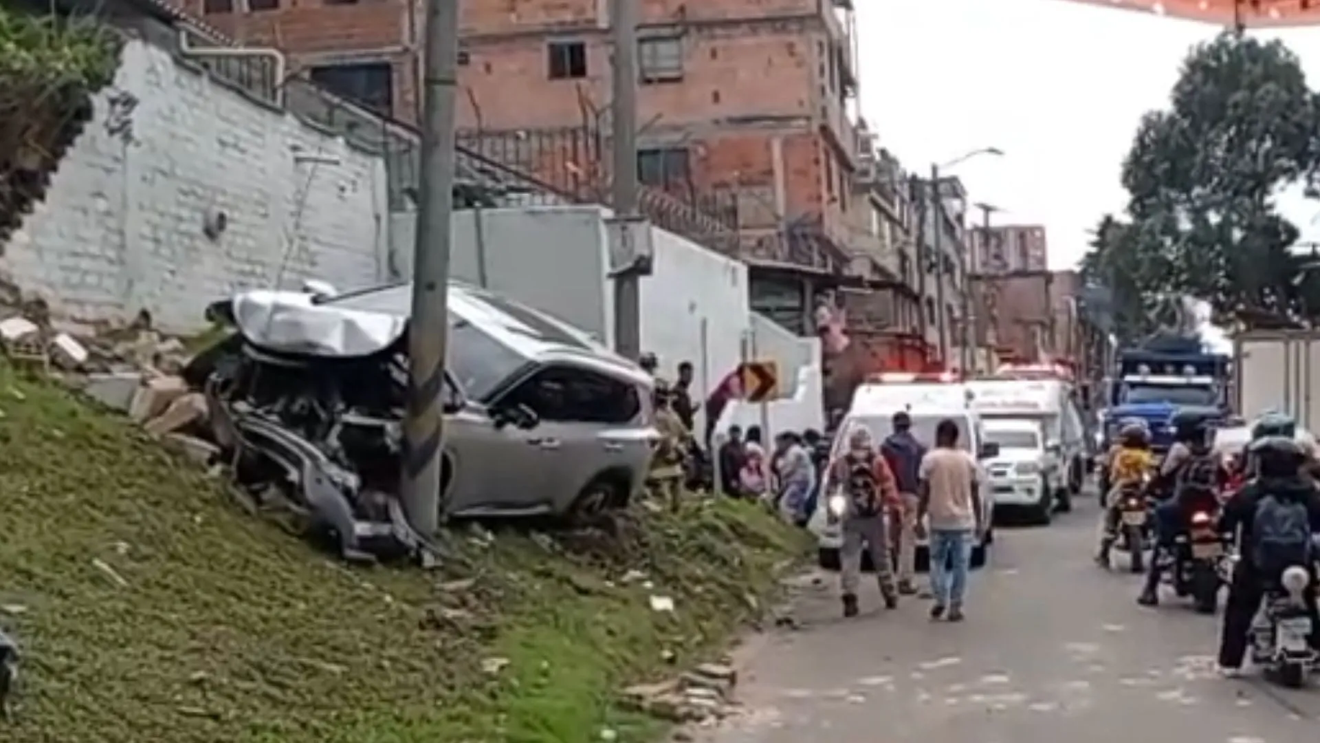 ¡Fuerte choque en Usaquén! Camioneta se estrelló contra un poste a la altura de la calle 190