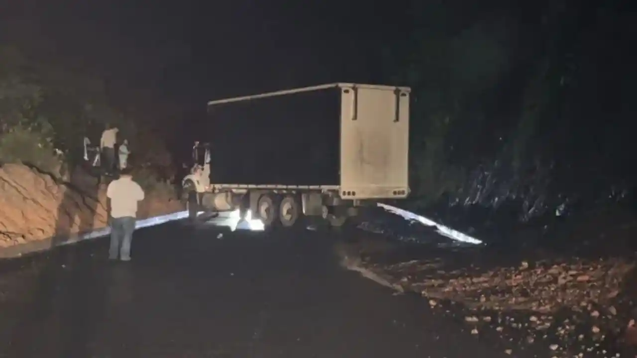 Chocó en riesgo de aislamiento por bloqueos armados y protestas: temor por explosivos y deslizamientos