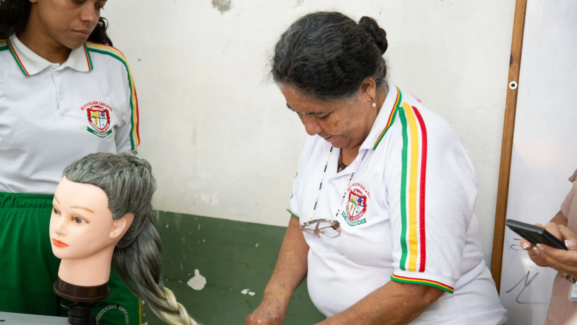 ¡A estudiar se dijo! Medellín abre 1.850 cupos para mujeres que quieran culminar sus estudios