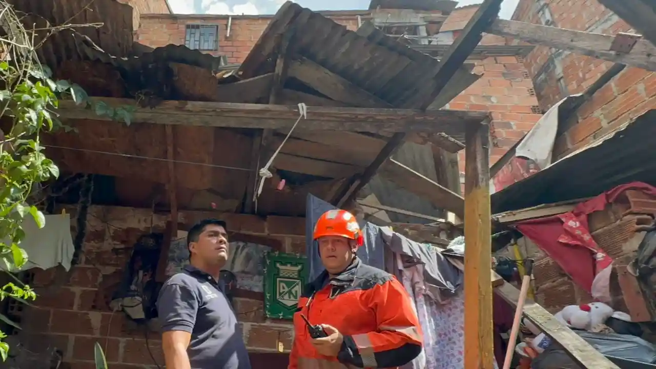 ¡Colapsó una vivienda en Medellín!: evacuación previa evitó una tragedia en el barrio El Pinal