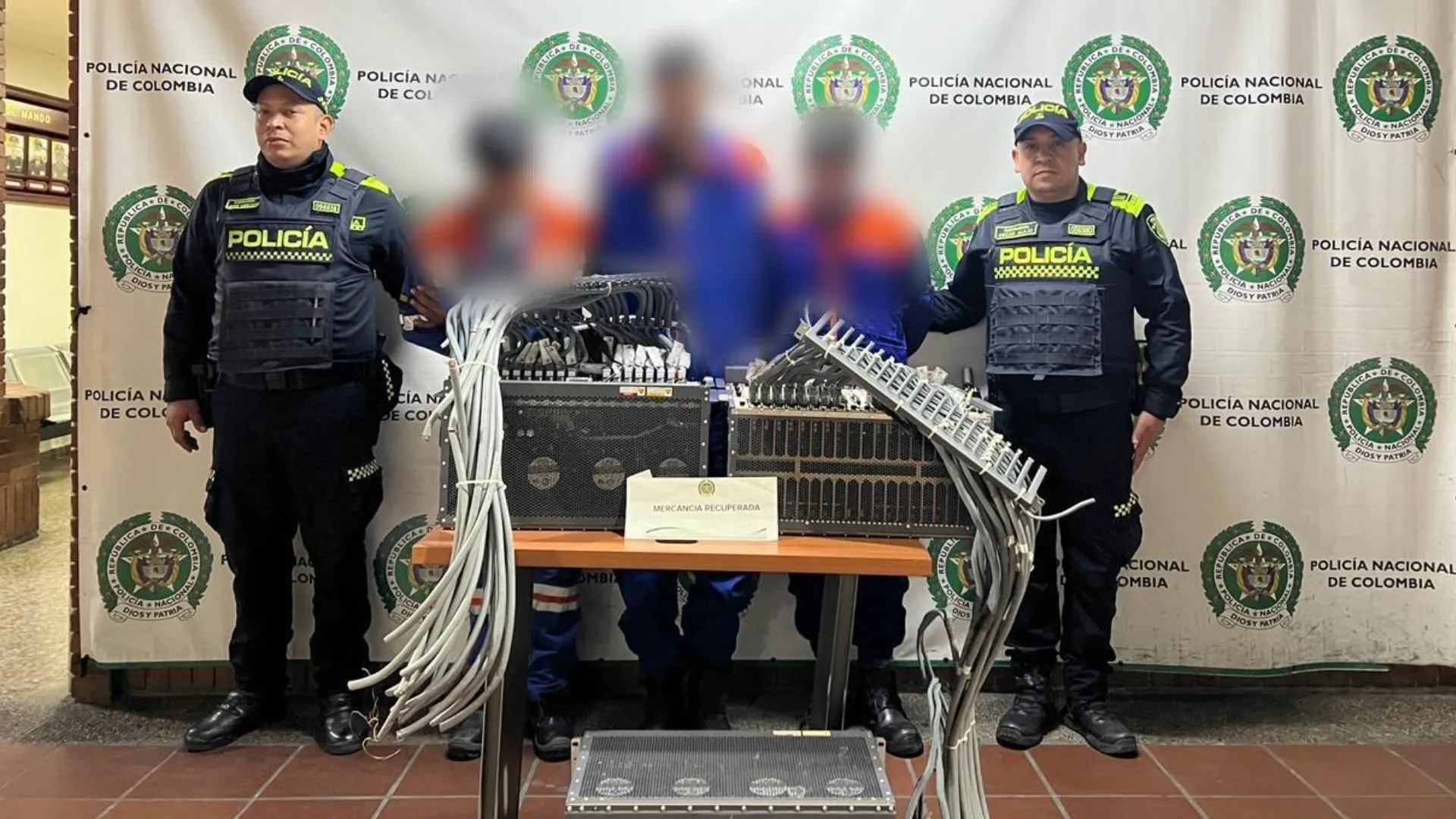 ¡Cayeron los falsos técnicos! Robaban redes de comunicaciones disfrazados de operarios en Bogotá