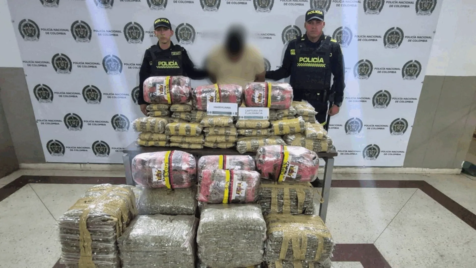 ¡Cayó en la Autopista Norte! Capturado con 242 kilos de marihuana y cargos por falsedad marcaria