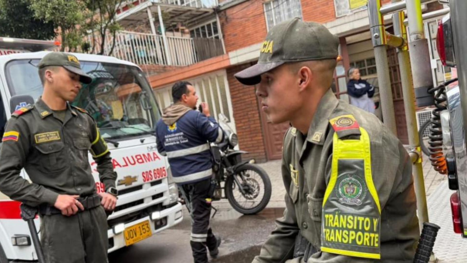 ¡A punta de balde y extintor! Policías evitaron que una casa fuera consumida por las llamas en Kennedy