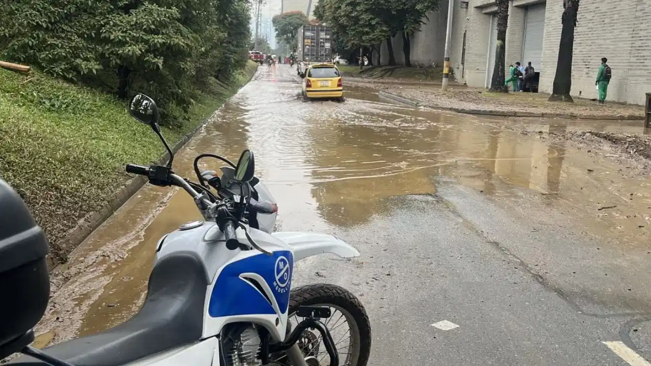 Lluvias colapsan vías en Medellín: inundaciones, cierres y alerta por más aguaceros este jueves