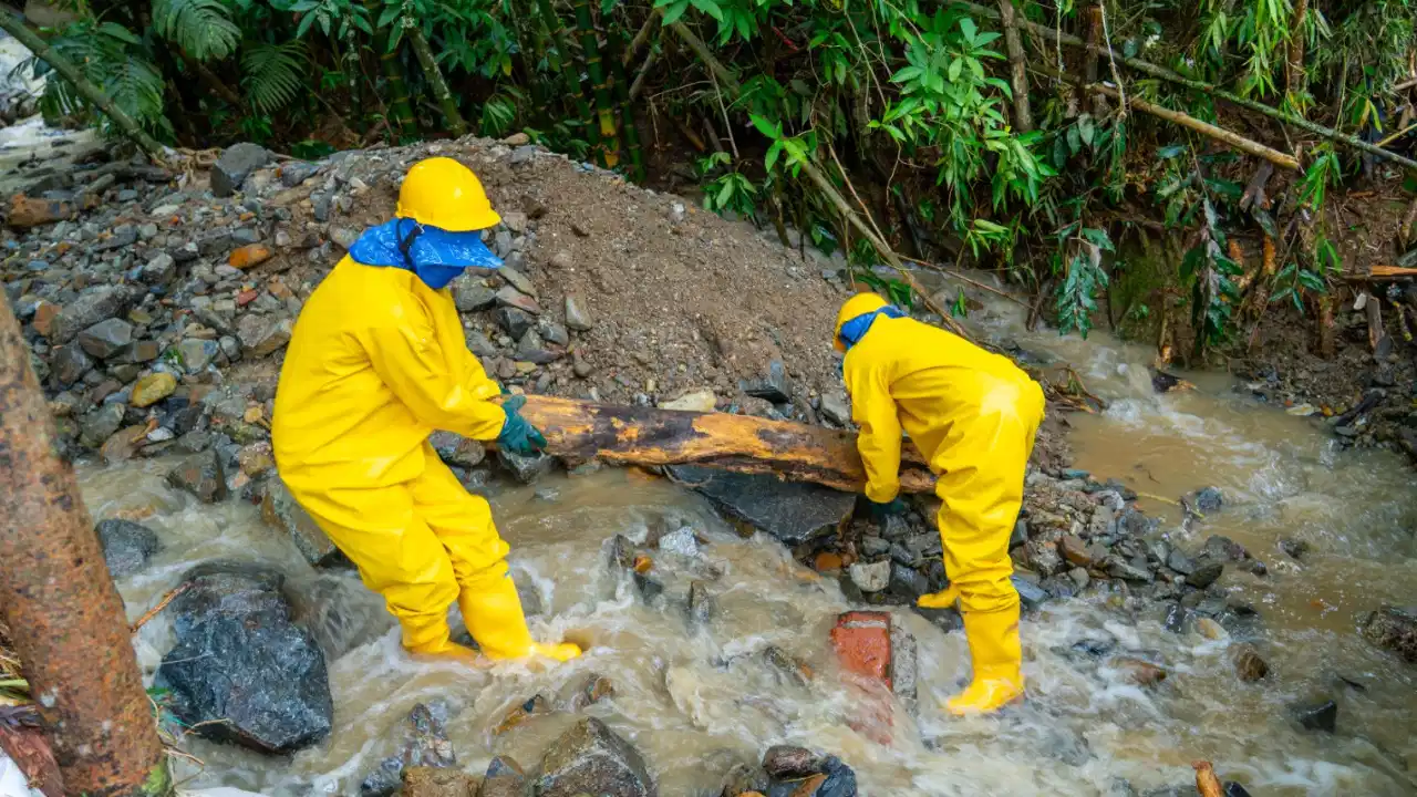¡A toda marcha! Medellín no se detiene y ya sacó 10 volquetas de lodo de las calles