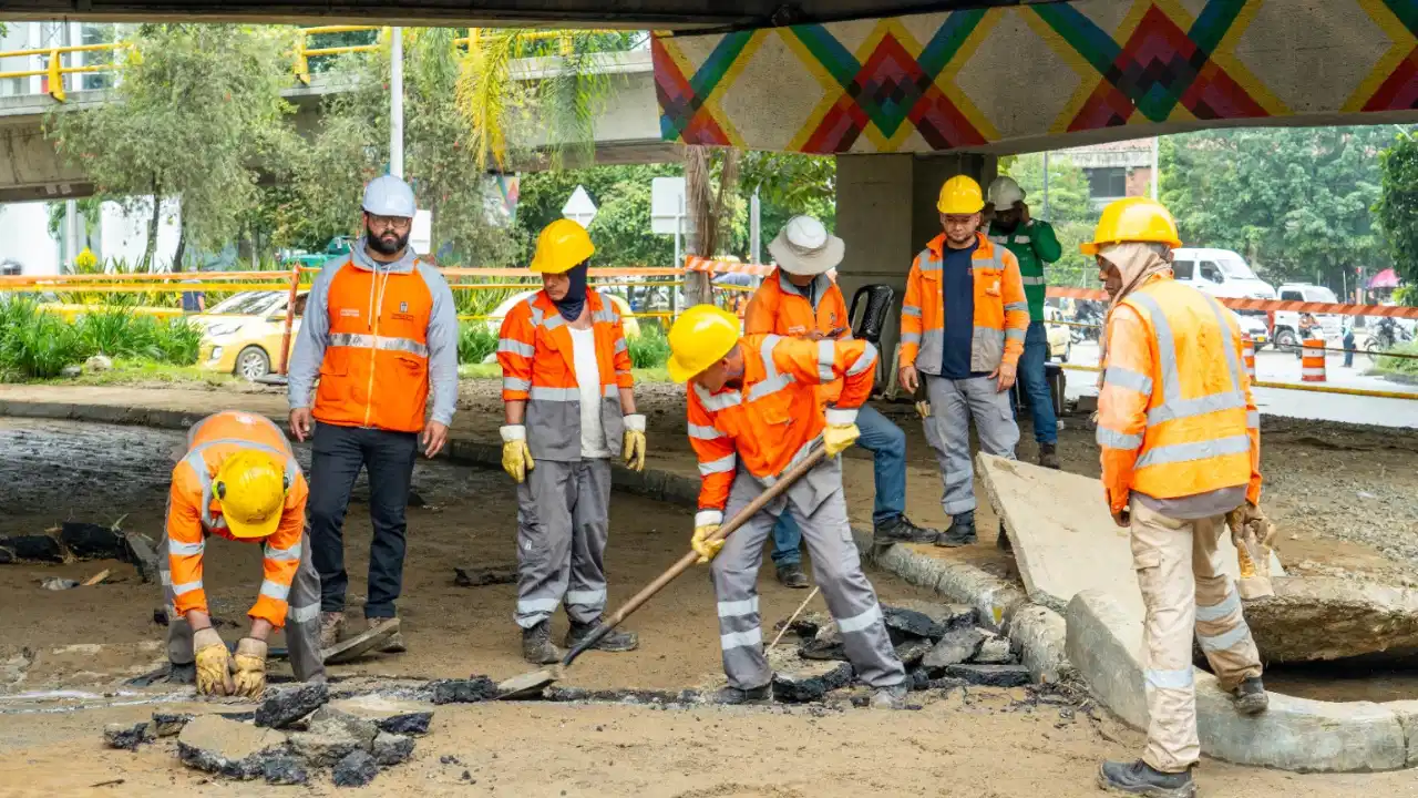 ¡A toda marcha! Medellín no se detiene y ya sacó 10 volquetas de lodo de las calles