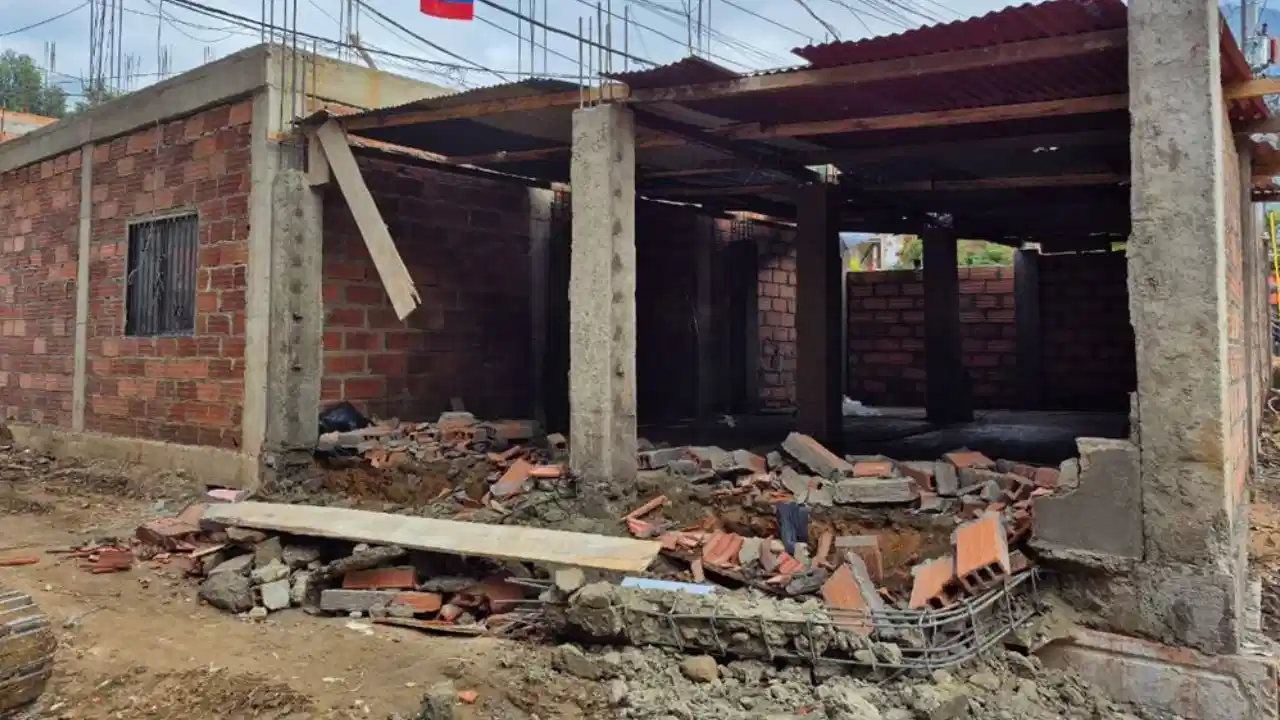 Operativo de control territorial en Bello termina con la demolición de seis edificaciones ilegales