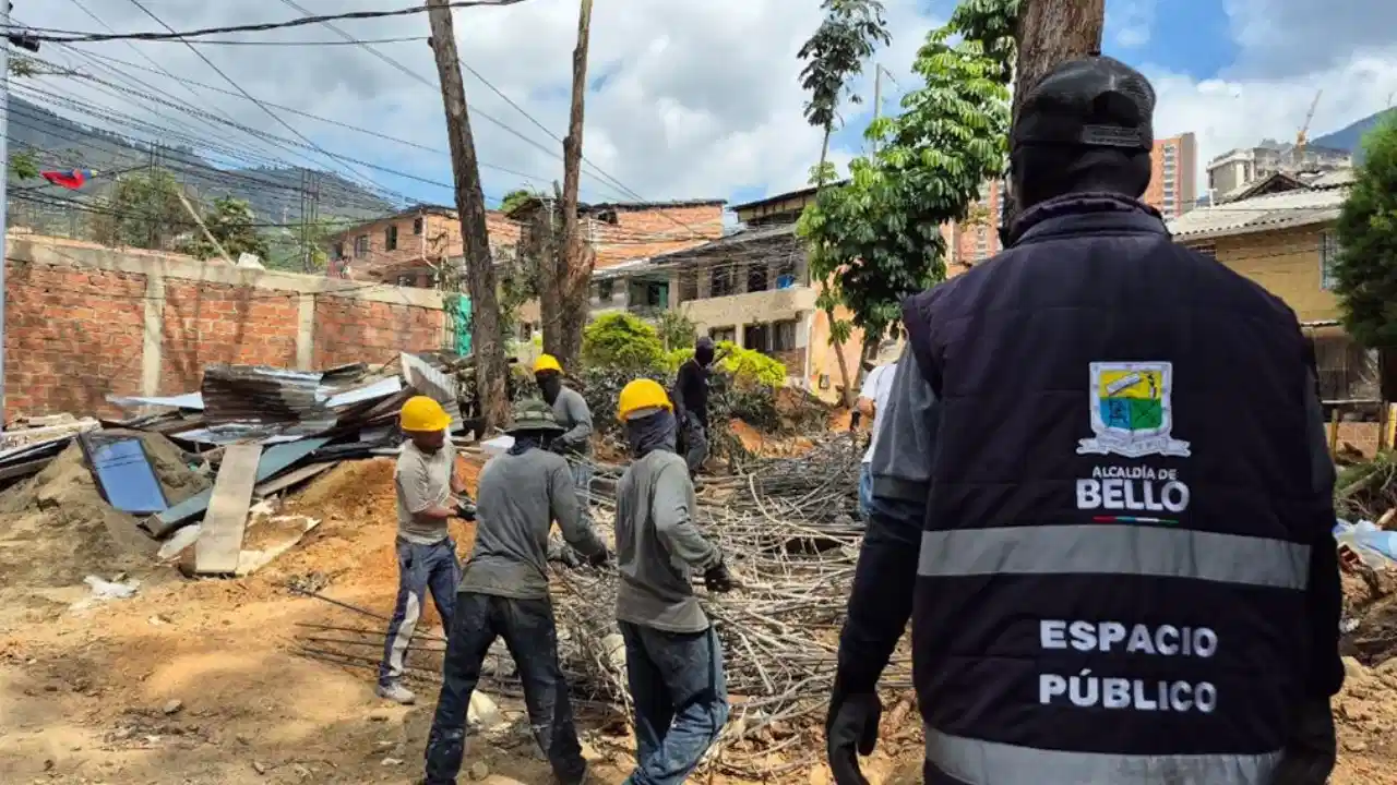 Operativo de control territorial en Bello termina con la demolición de seis edificaciones ilegales