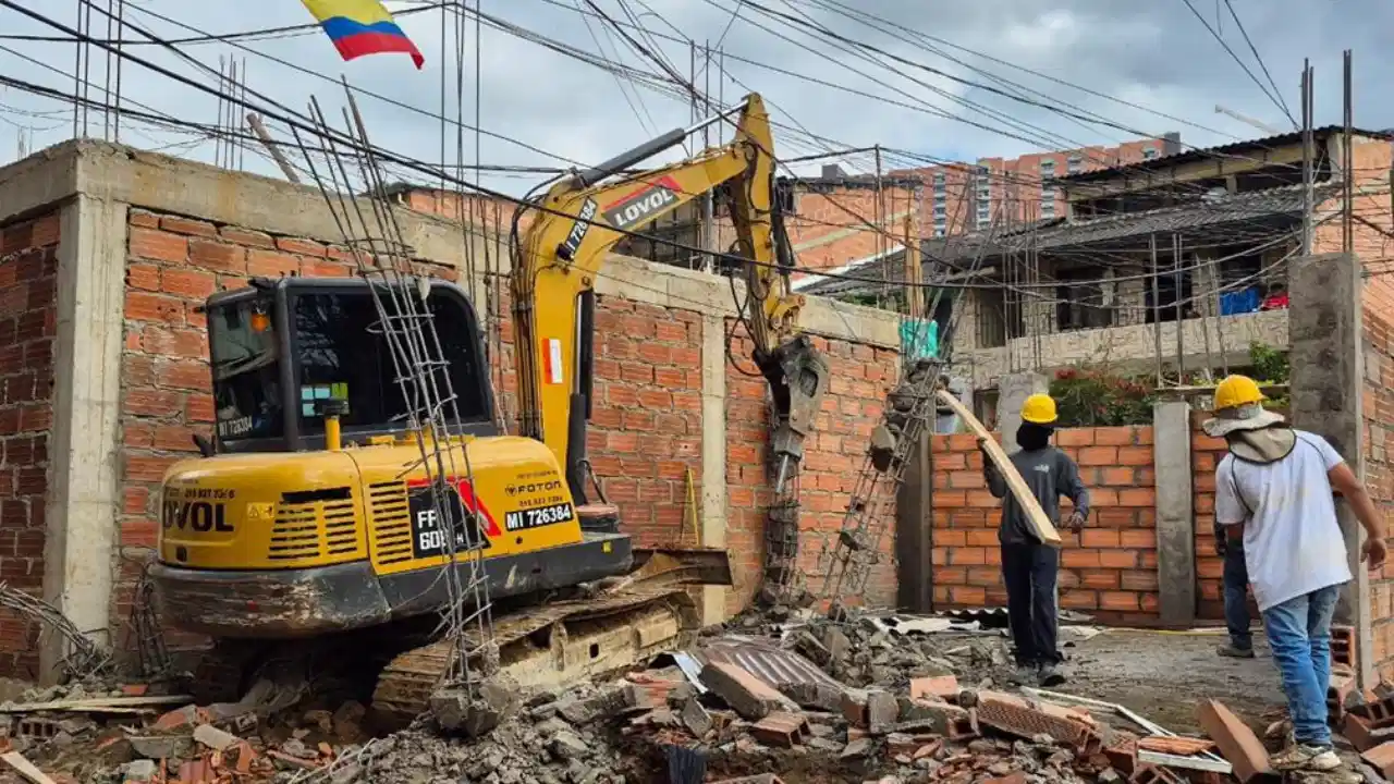 Operativo de control territorial en Bello termina con la demolición de seis edificaciones ilegales