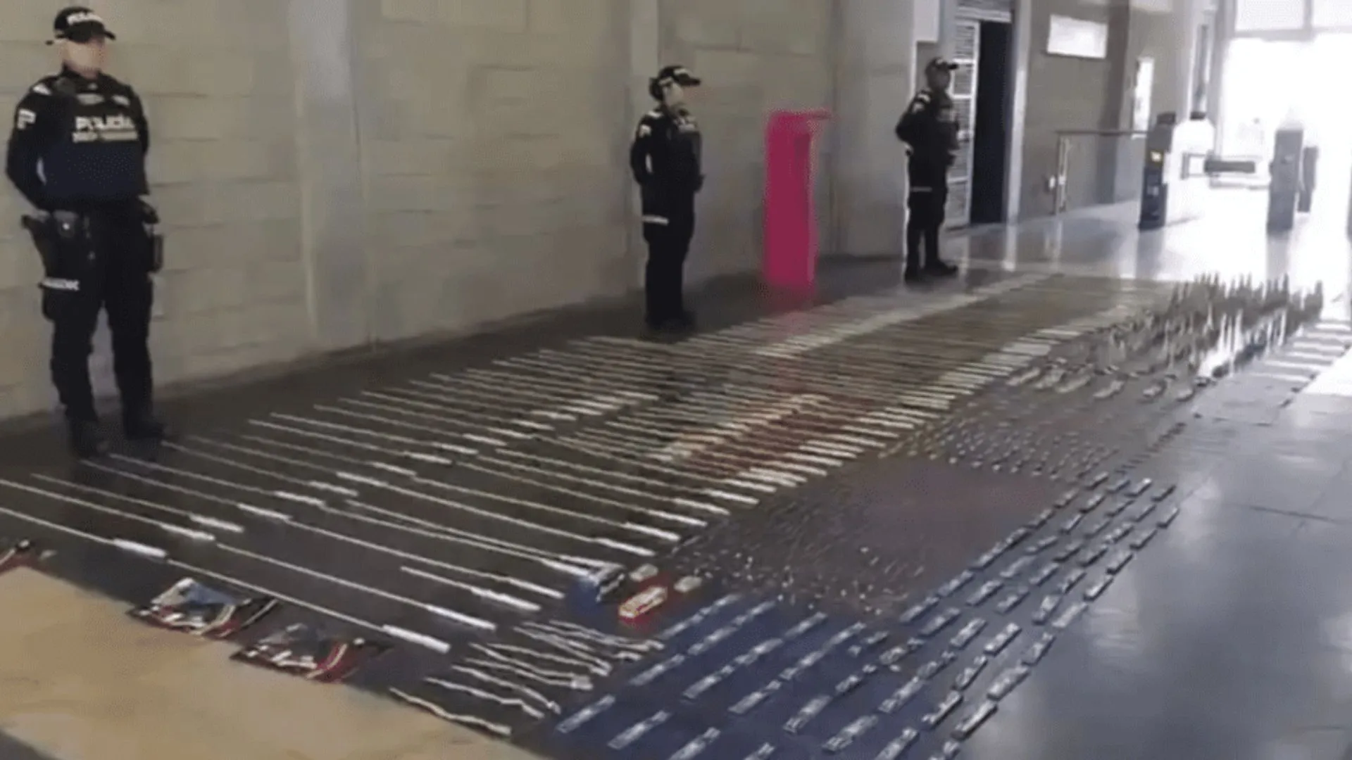 ¡Freno al comercio ilegal! Policía incautó más de 11.000 unidades de pólvora en estaciones de TransMilenio