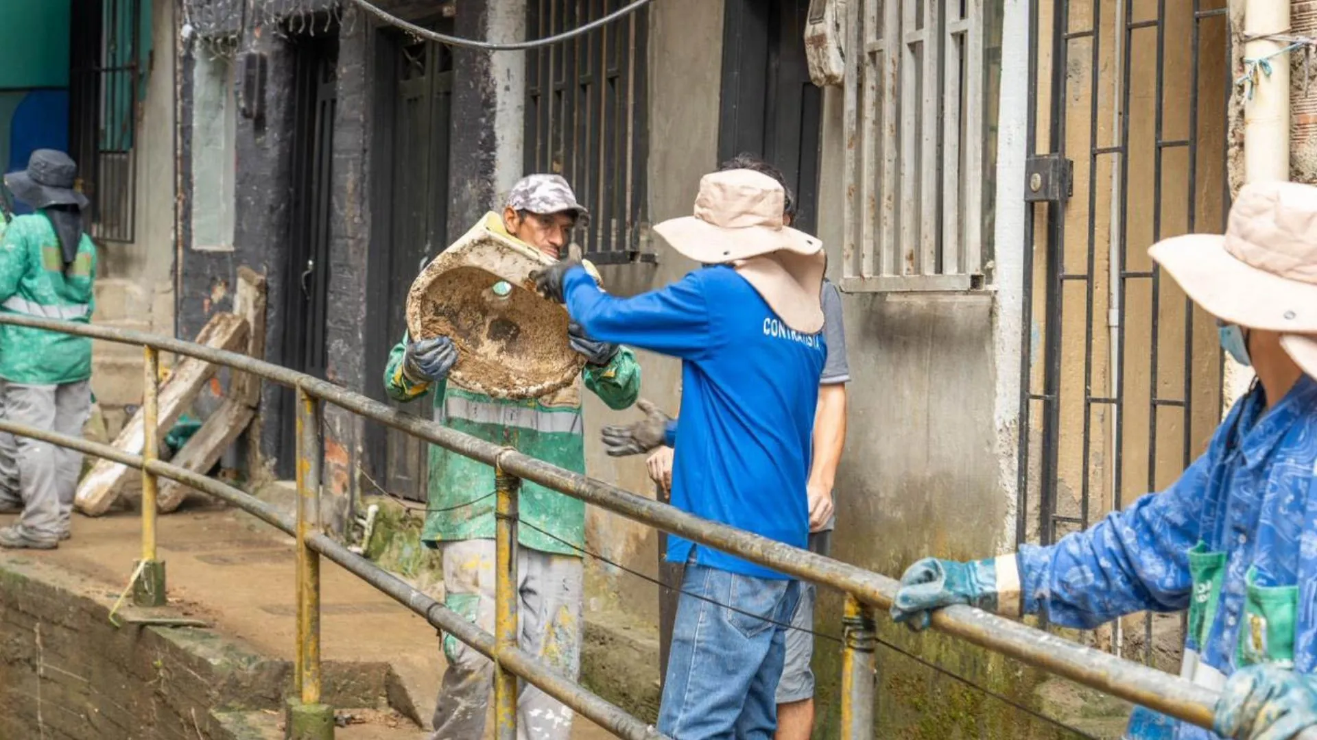 ¡Había hasta equipos de sonido! Medellín retira toneladas de basura de la quebrada La Castro en Villa Hermosa