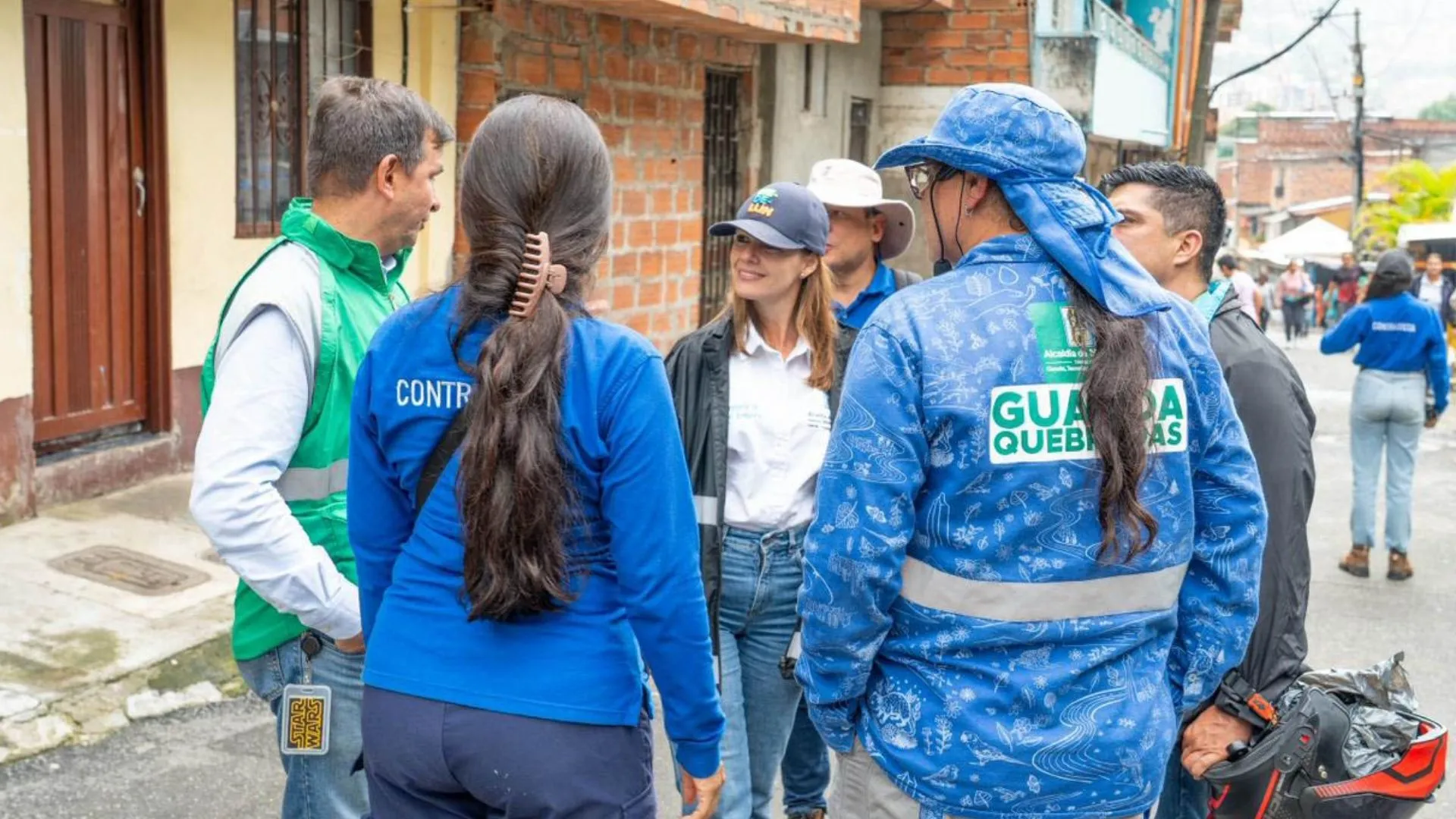¡Había hasta equipos de sonido! Medellín retira toneladas de basura de la quebrada La Castro en Villa Hermosa