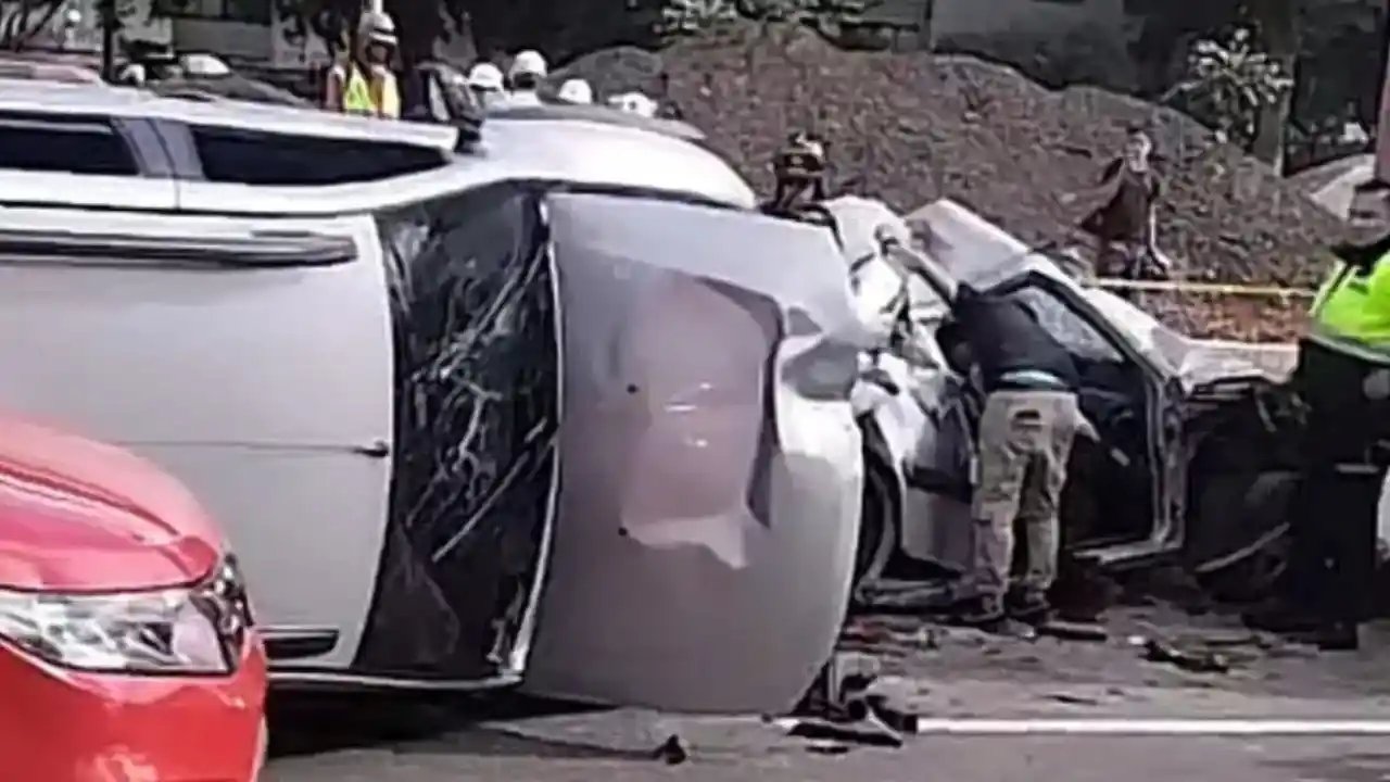 choque múltiple entre volqueta y varios carros deja un muerto