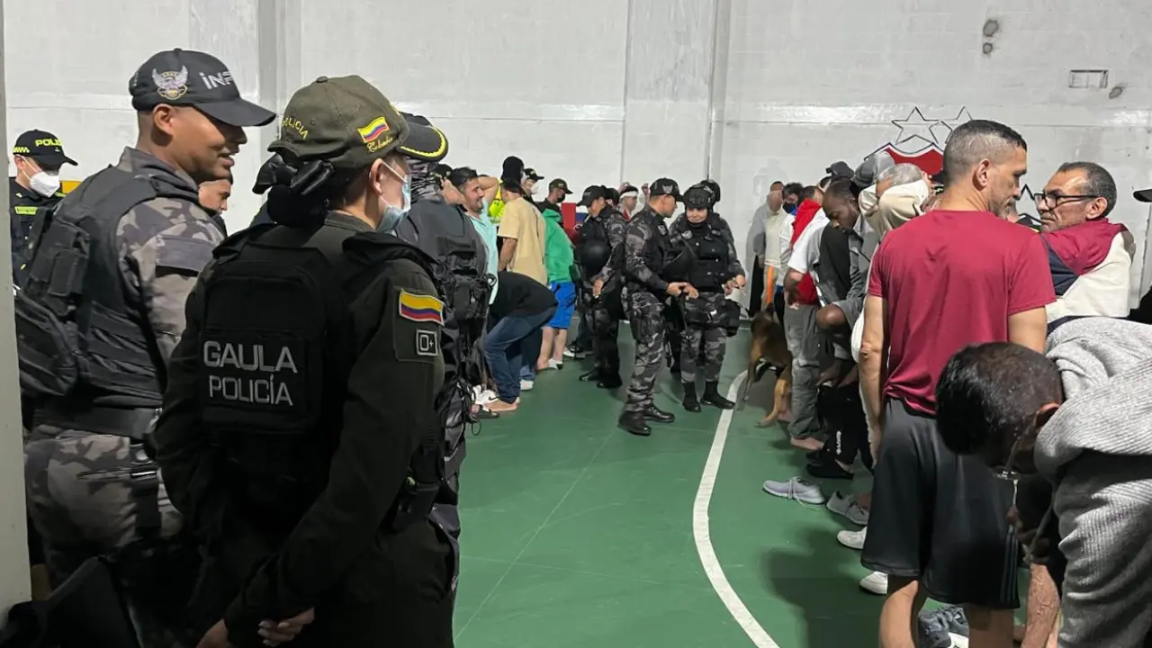 Hallan celulares, armas y hasta un módem de internet en operativo dentro de la cárcel El Pedregal