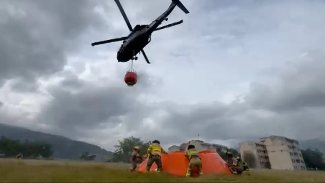 La Fuerza Aeroespacial Colombiana realizó cerca de 50 descargas (Bambi Bucket), arrojando 25.000 galones de agua sobre el cerro