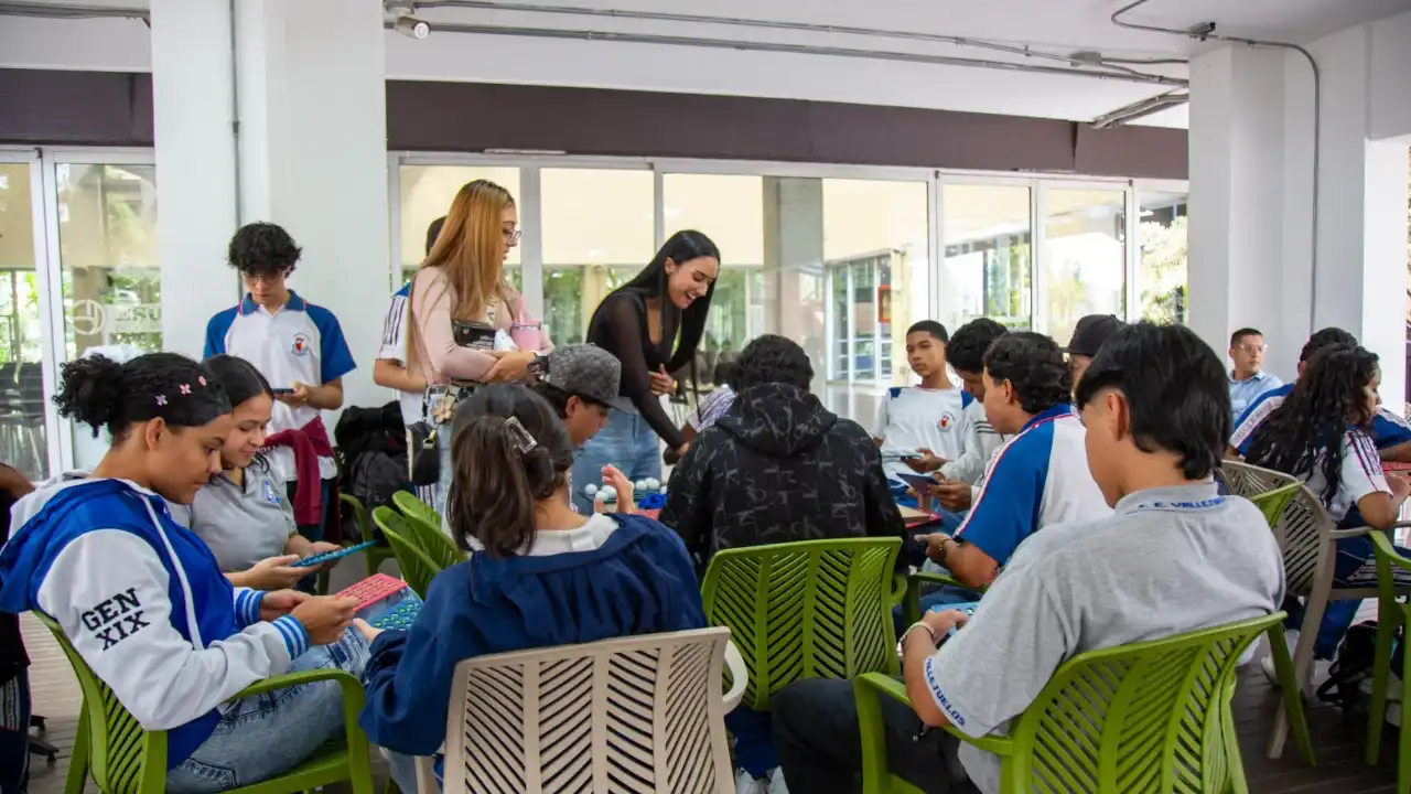 Medellínglish transformó la vida de más de 6 mil personas