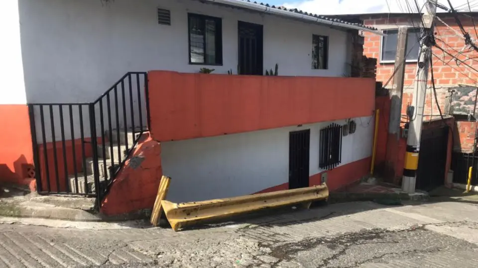 cuerpo con vinipel en la cabeza fue aventado de un carro