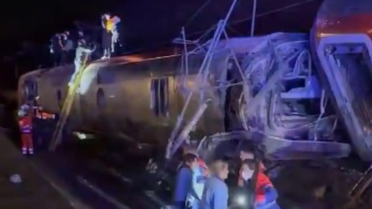 Van 39 muertos y más de 120 heridos tras descarrilamiento de dos trenes en España