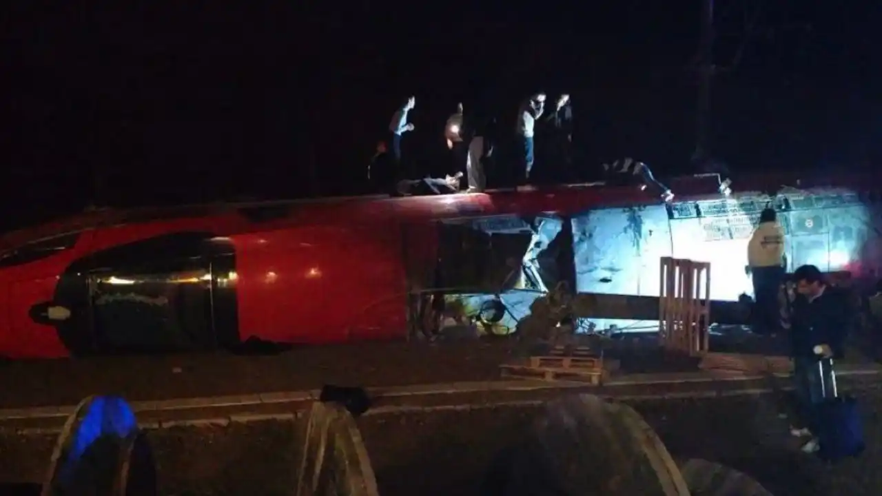 Van 39 muertos y más de 120 heridos tras descarrilamiento de dos trenes en España