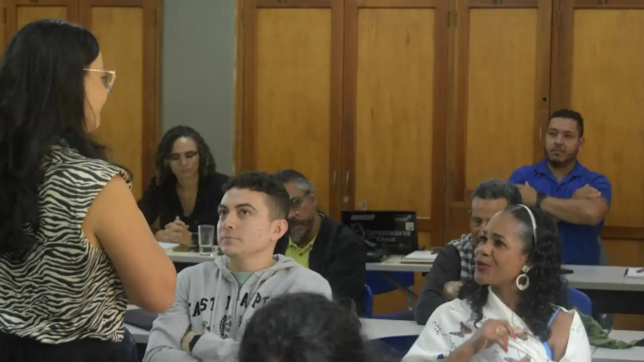 Medellín capacita a 400 docentes en modelos de educación flexible para estudiantes en extraedad