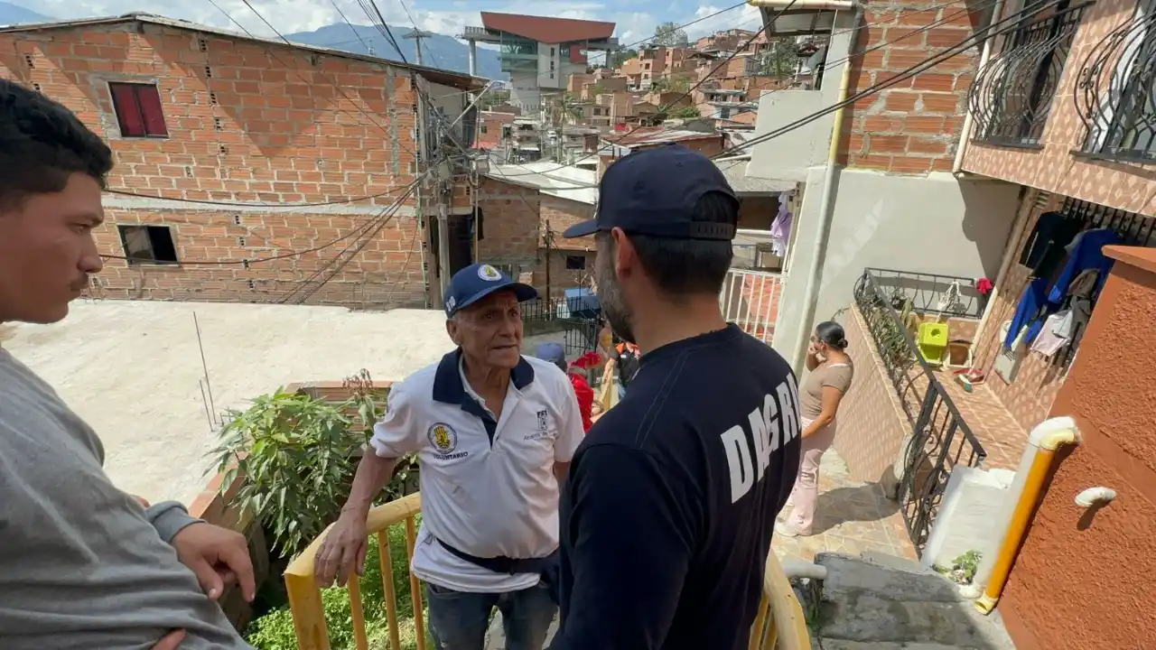 ¡Colapsó una vivienda en Medellín!: evacuación previa evitó una tragedia en el barrio El Pinal