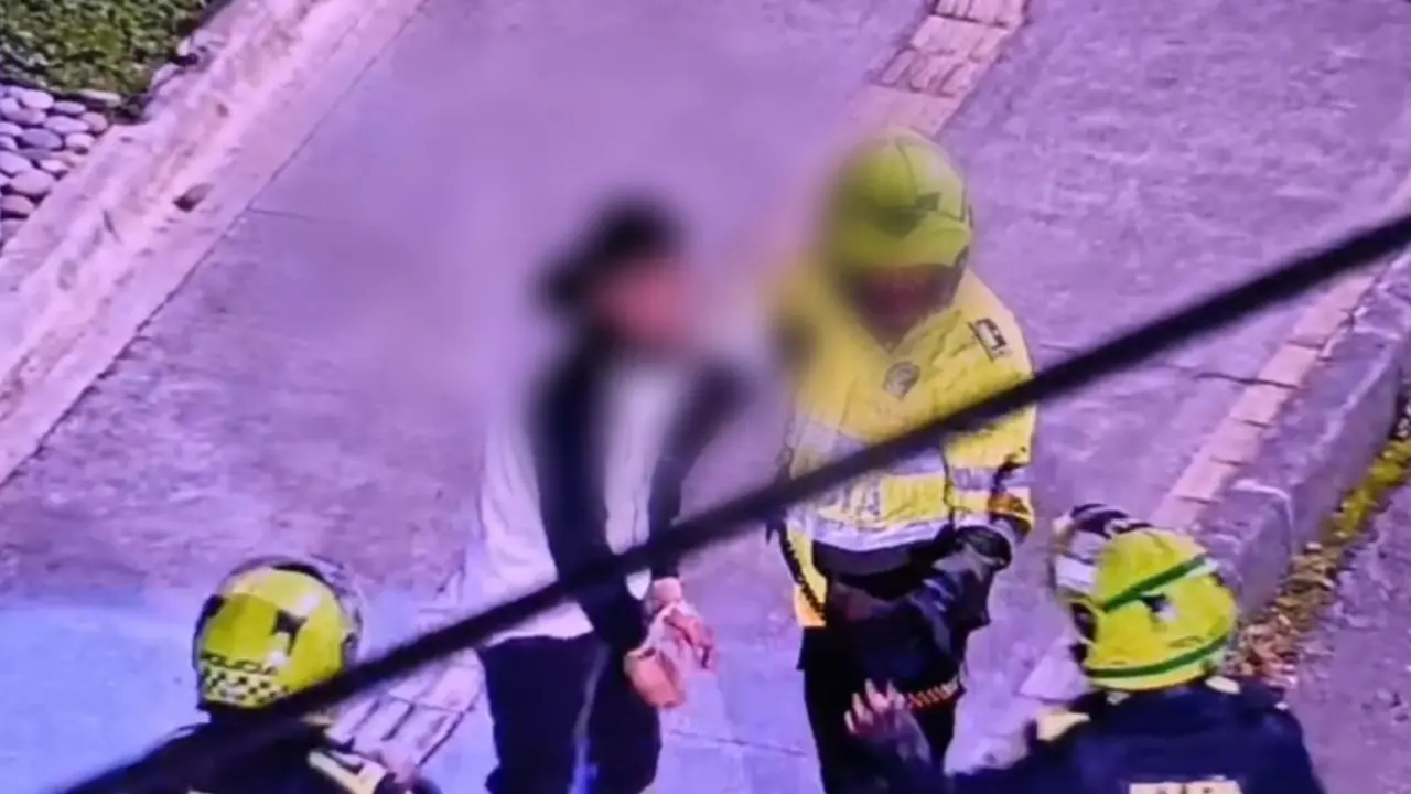 Lo pillaron por cámaras con un fierro y moto con placas alteradas tras persecución en El Poblado