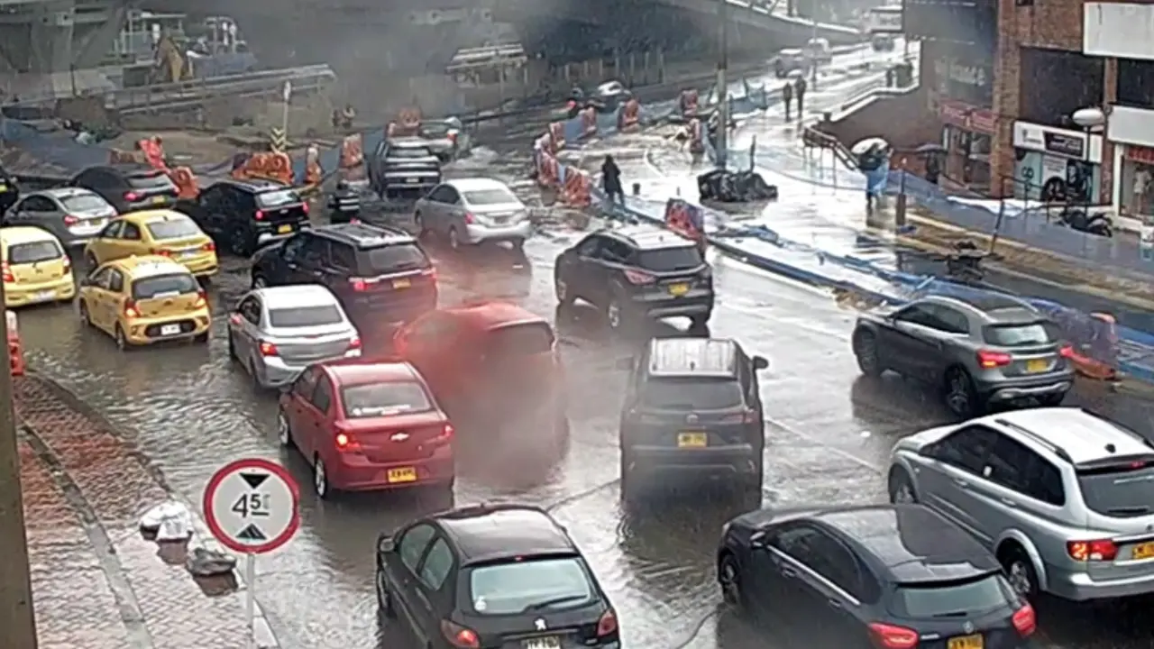 ¡Lluvias y más lluvias! Deprimido de la 80 se convirtió en una piscina y las inundaciones colapsan las vías en Bogotá