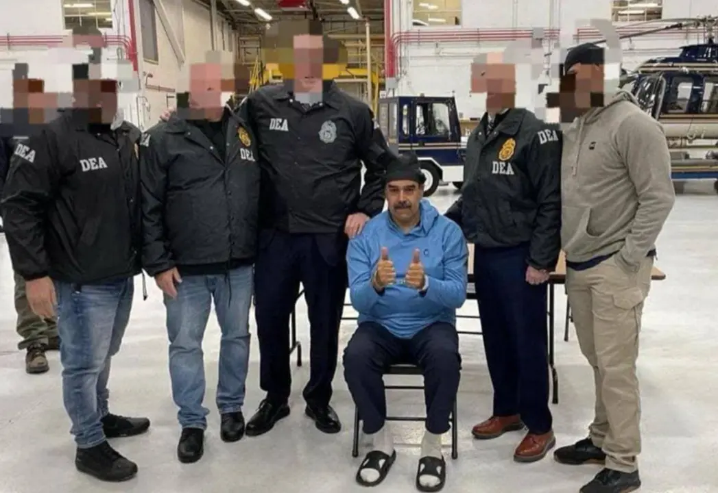 Nicolás Maduro "posa" con pulgares arriba, a su llegada a Nueva York, rodeado de agentes de la DEA. ¿Prueba de vida que pedía Delcy Rodríguez?