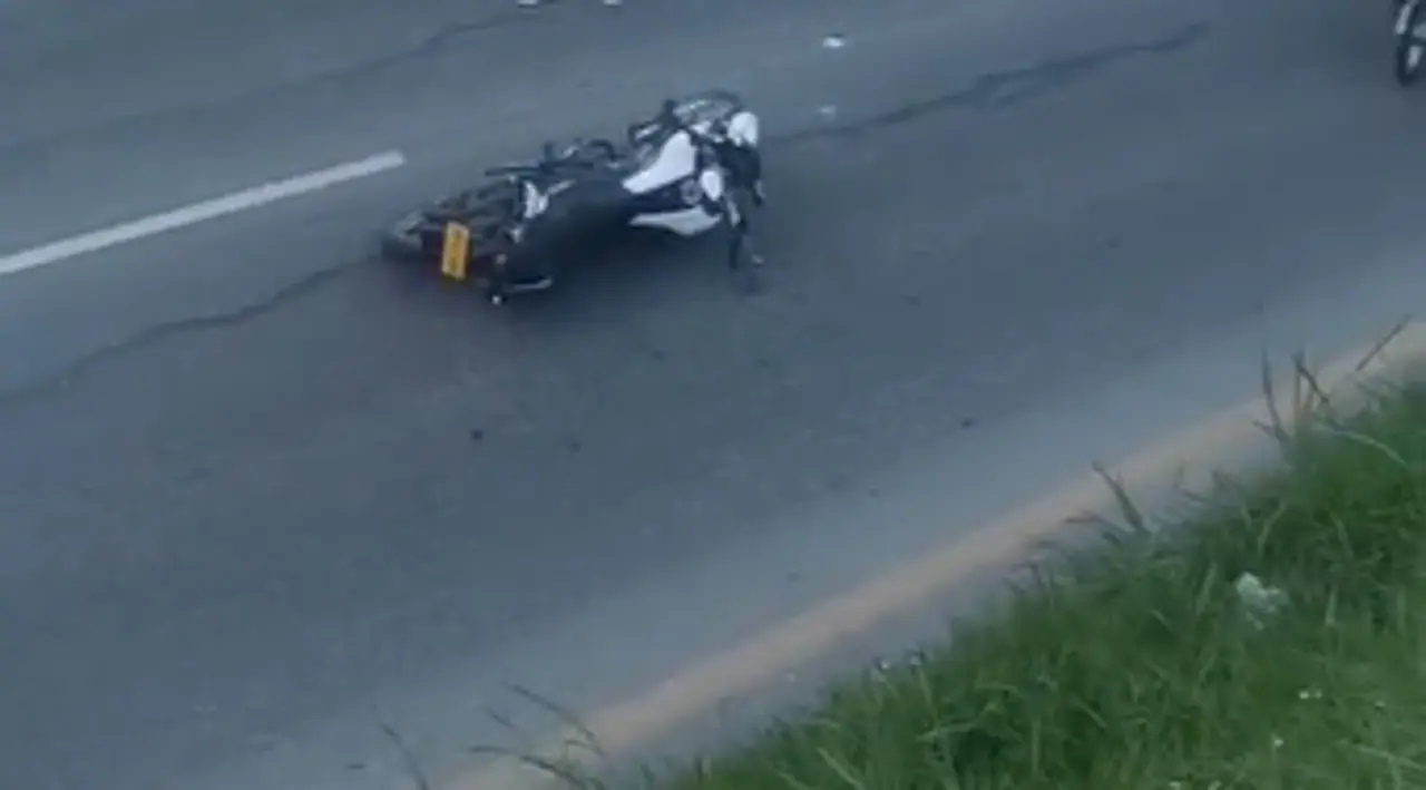 Los ocupantes de una moto murieron la tarde de este viernes 16 de enero en la Avenida Paralela, cerca a la estacion madera