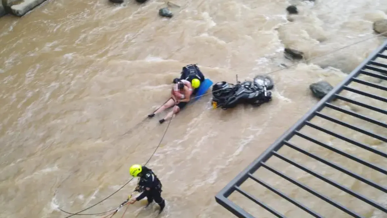 Voló con moto y todo: Motociclista cayó a quebrada tras choque en Itagüí