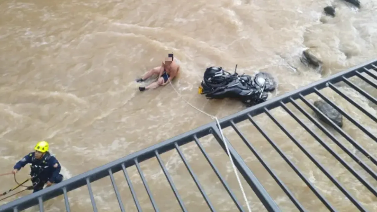 Voló con moto y todo: Motociclista cayó a quebrada tras choque en Itagüí