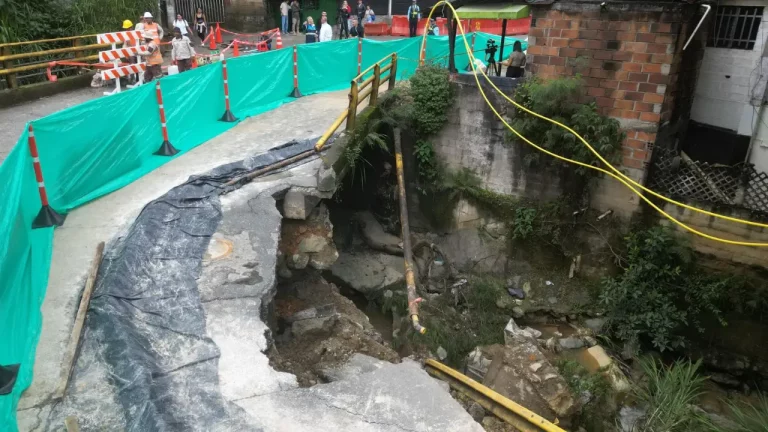 ¡Abren carril de emergencia en el puente La Limona! Motos y peatones ya pueden pasar tras caos vial