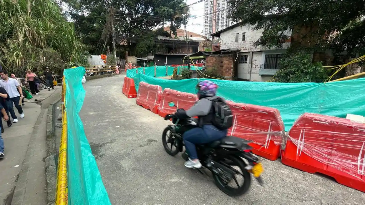 ¡Abren carril de emergencia en el puente La Limona! Motos y peatones ya pueden pasar tras caos vial