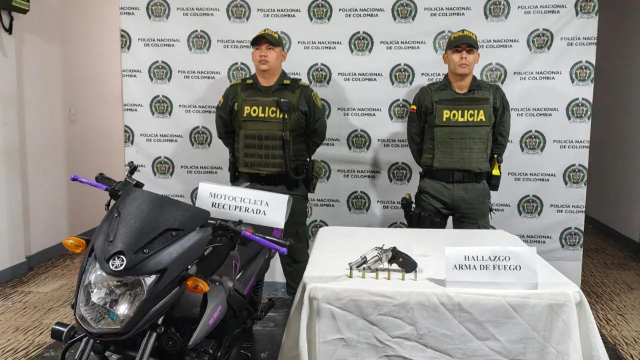 ¡Los pillaron mal parqueados! En Briceño recuperaron moto robada y les encontraron tremendo 'fierro'