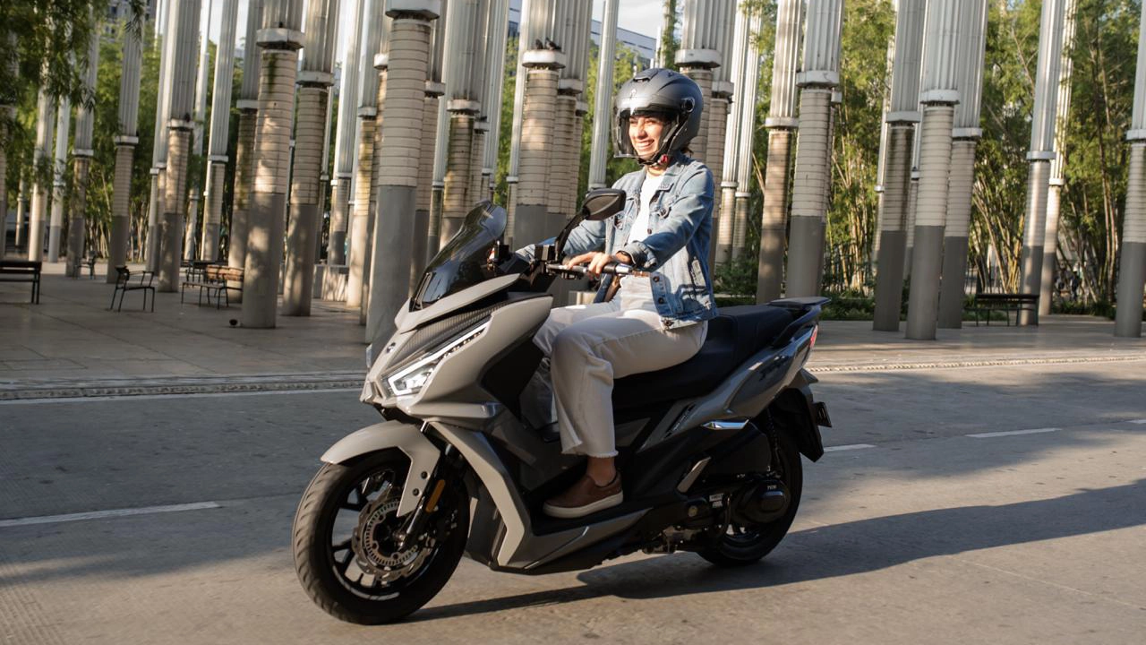 AKT presenta la nueva moto que revolucionará la movilidad urbana: tiene grandes avances tecnológicos