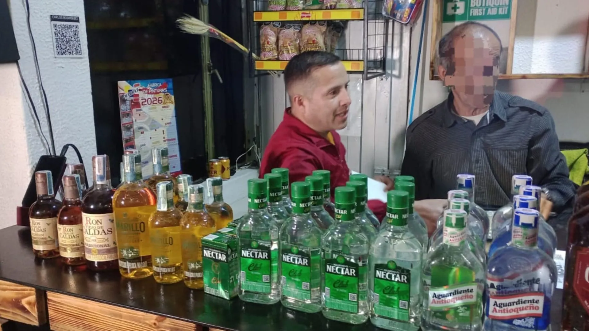 ¡Pilas con lo que toma! Cae administrador de bar en Engativá por vender licor adulterado