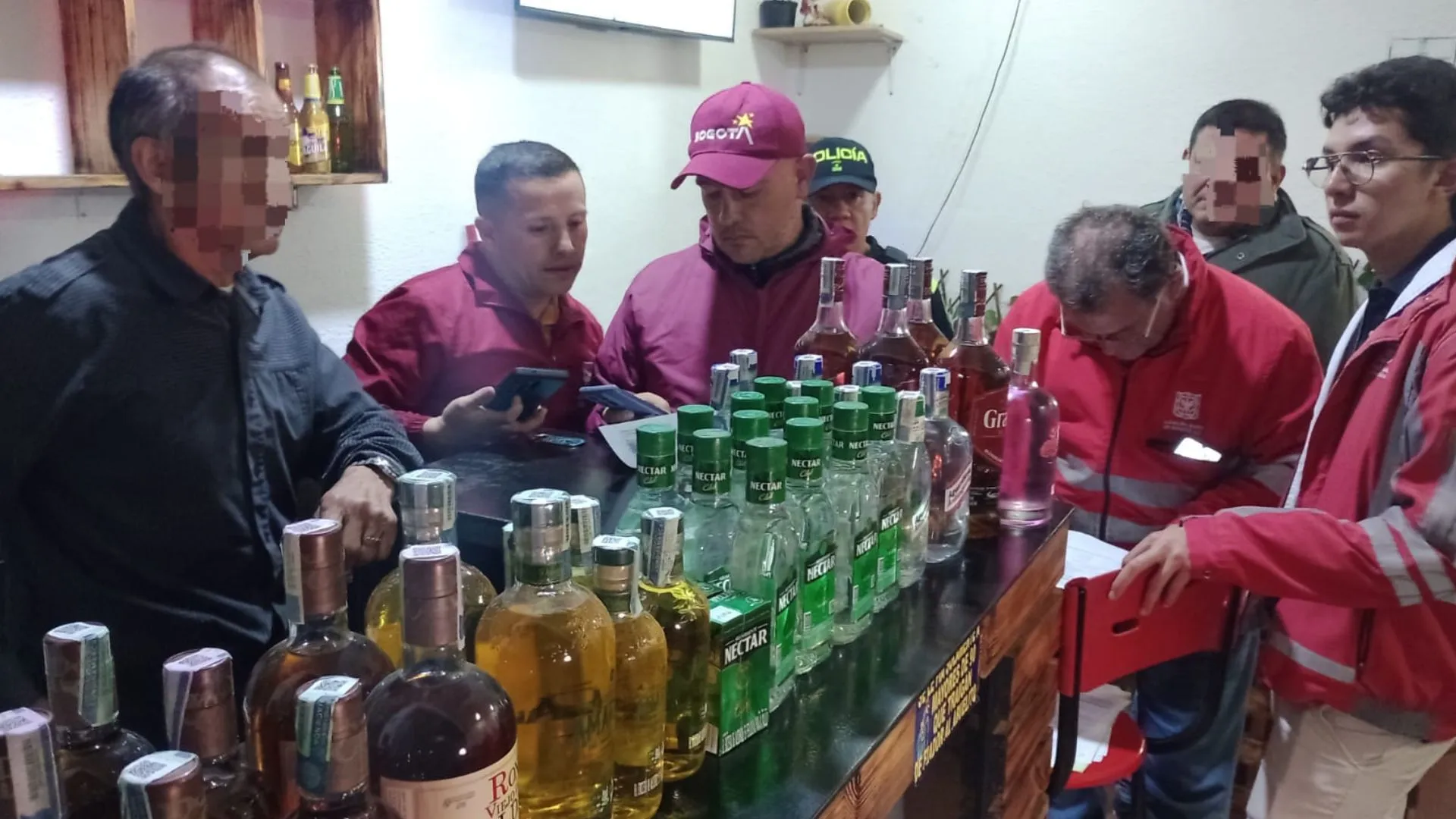 ¡Pilas con lo que toma! Cae administrador de bar en Engativá por vender licor adulterado