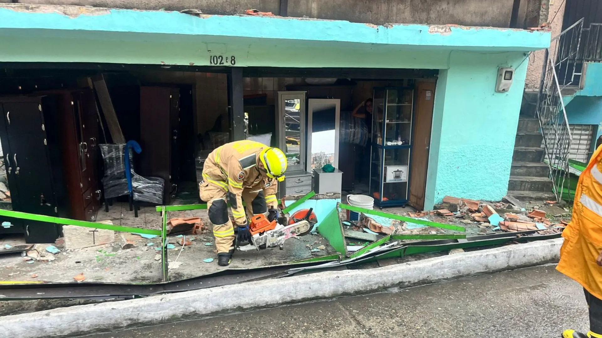 ¡Emergencia total en Medellín! Bomberos atienden inundaciones, caída de árboles y colapsos tras fuertes lluvias