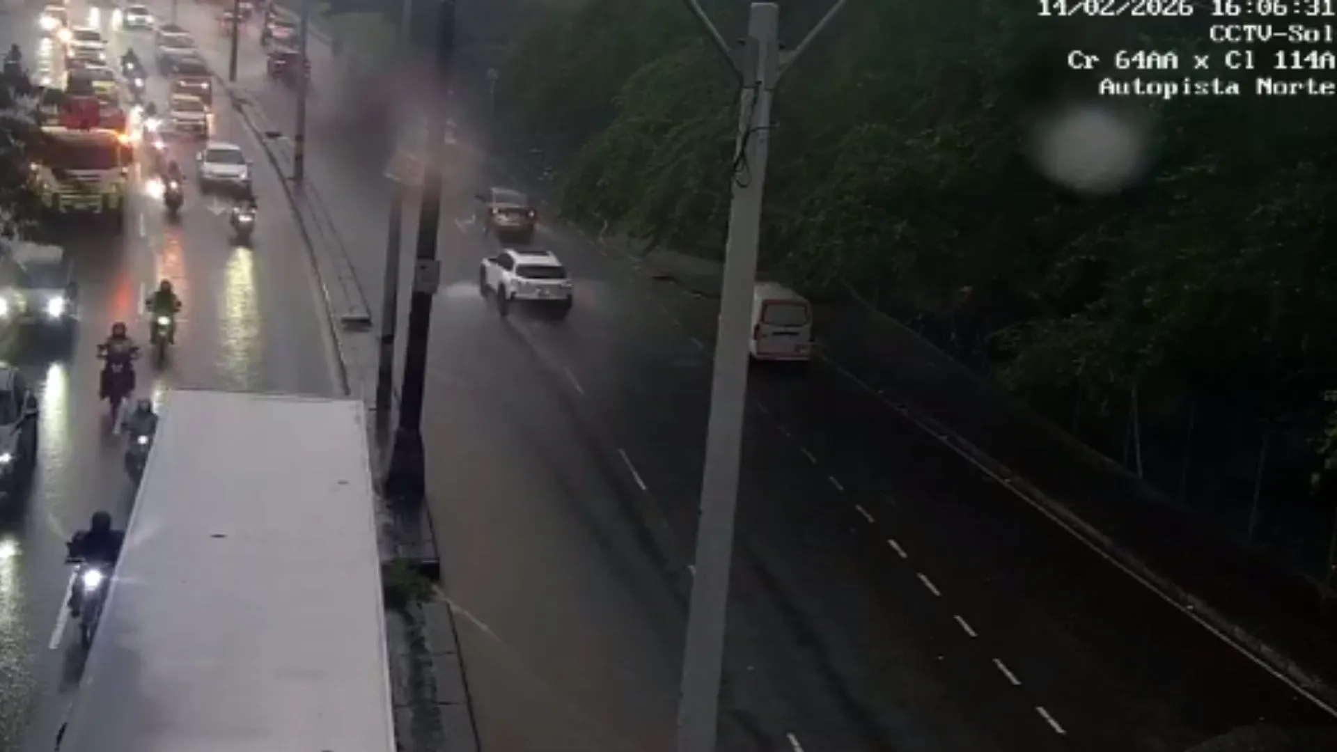 ¡Caos vial por las lluvias en Medellín! Inundaciones y encharcamientos afectan la movilidad en varios sectores