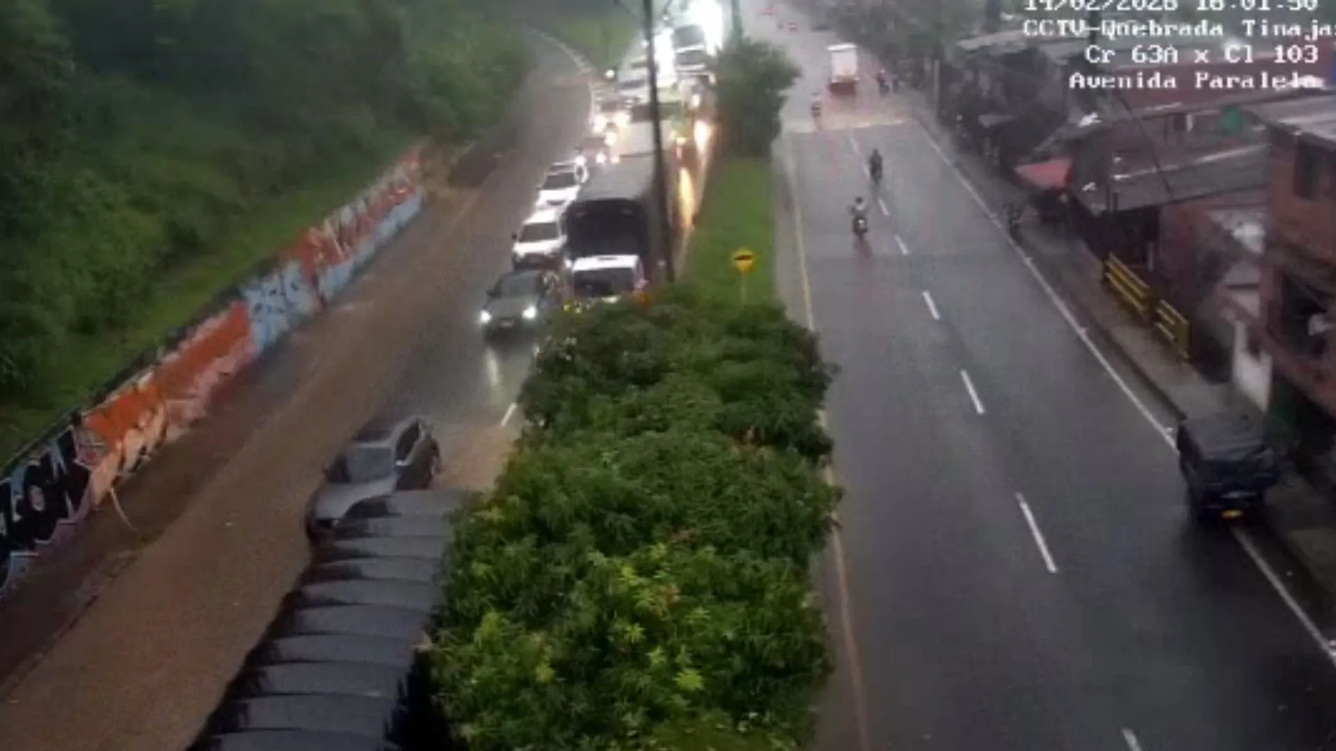 ¡Caos vial por las lluvias en Medellín! Inundaciones y encharcamientos afectan la movilidad en varios sectores