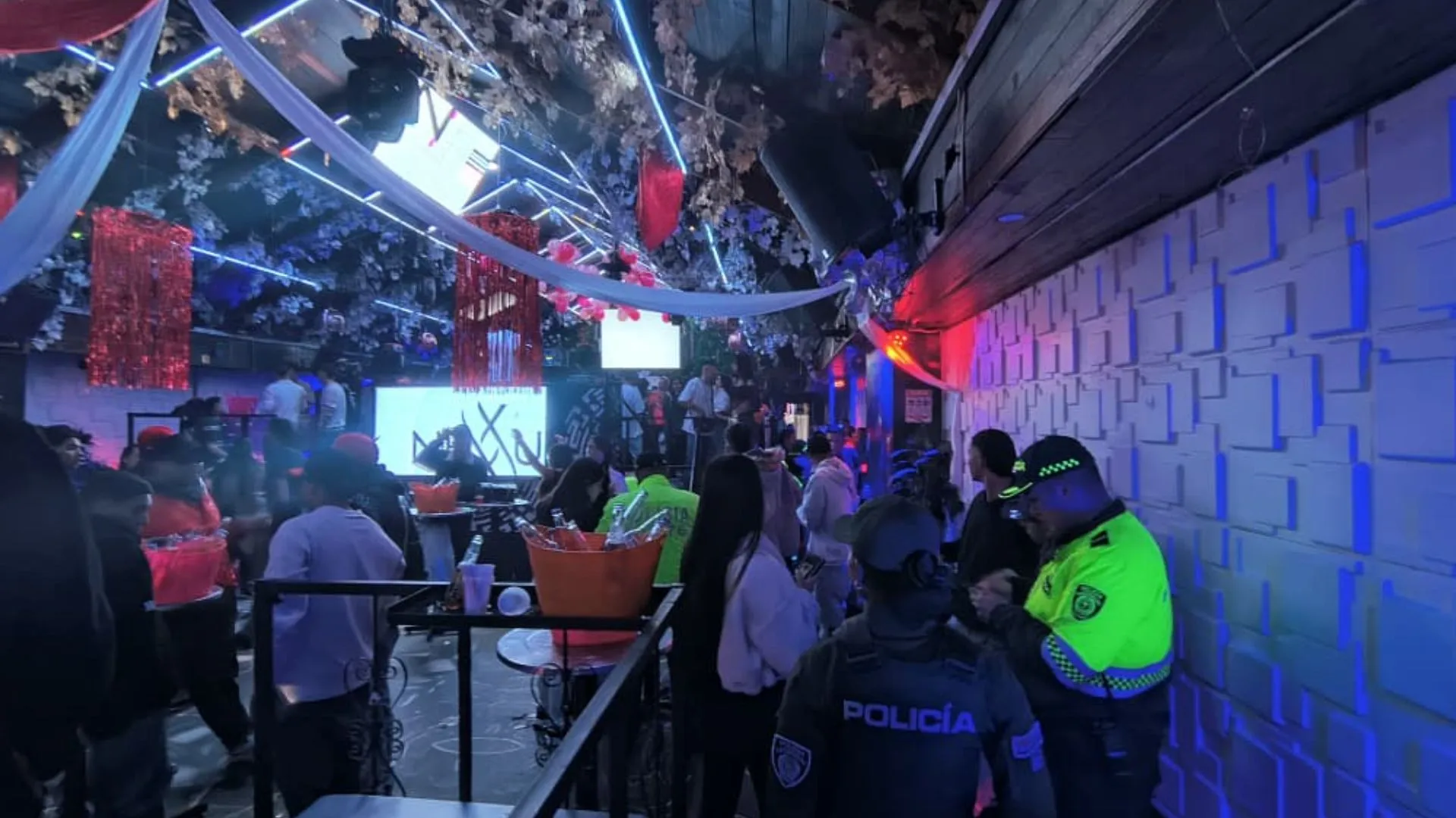 ¡Sellado y bajo investigación! Bar en Bogotá escondía menores y varias dosis de drogas en su bodega