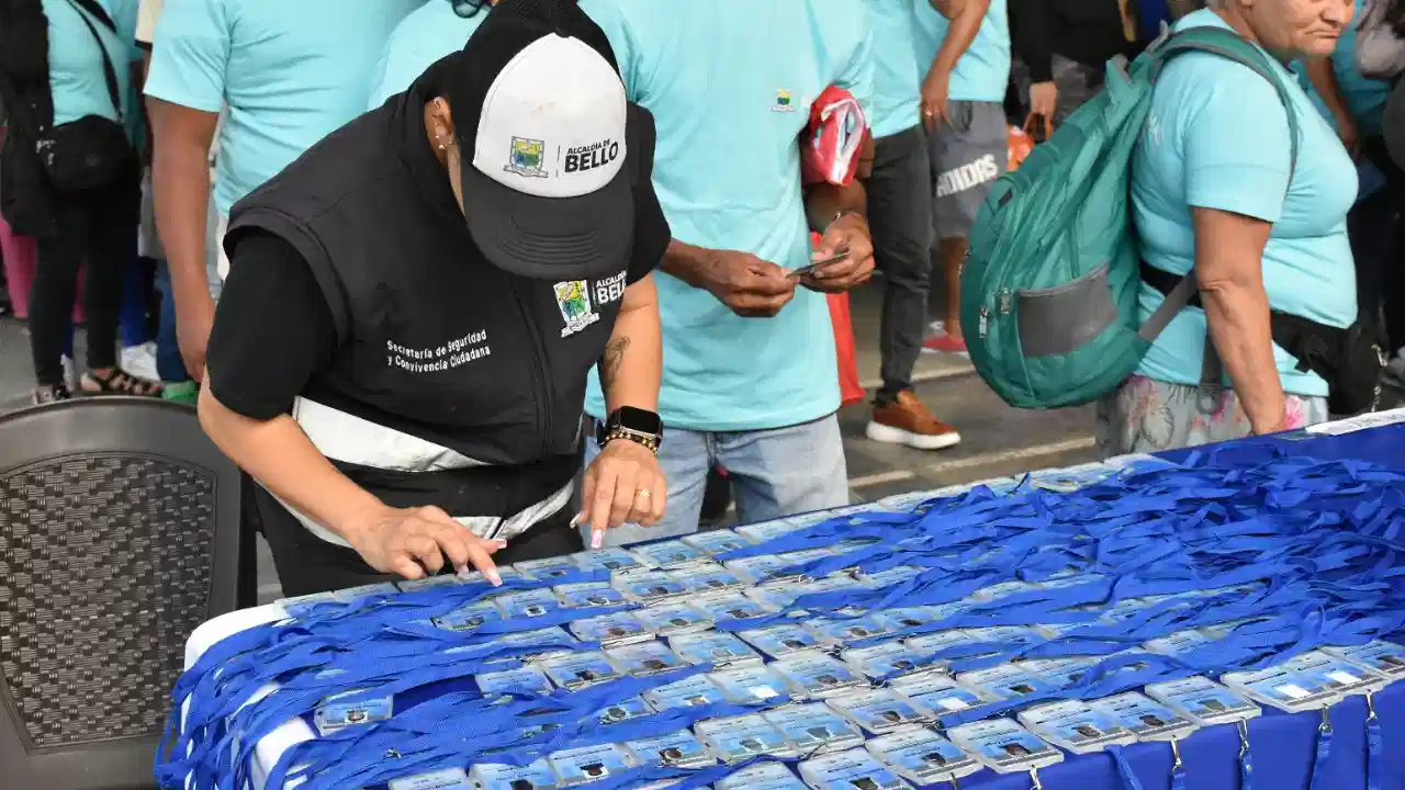 Bello carnetiza a vendedores informales para dignificar su labor y ordenar el espacio público