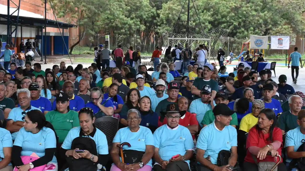 Bello carnetiza a vendedores informales para dignificar su labor y ordenar el espacio público