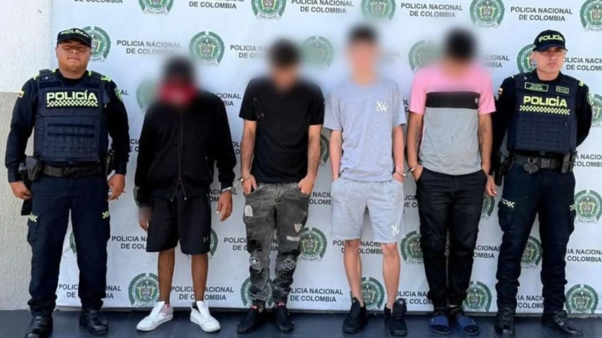 ¡Usaban un poste de luz como 'caleta'! Capturan a cuatro hombres por microtráfico en el centro de Bogotá